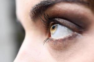 Nahaufnahme des weiblichen Auges mit langen Wimpern foto