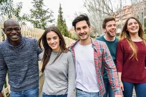 Gruppe von Freunden, die zusammen im Freien Spaß haben foto