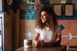 Arabische Frau in einer schönen Bar, die durch das Fenster schaut foto