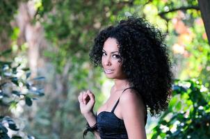 junge schwarze Frau, Afro-Frisur, im städtischen Hintergrund foto