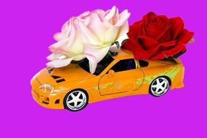 Spielzeugauto mit Rosen auf lila Hintergrund foto