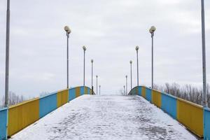 Fußgängerbrücke in Tschernihiw über den Fluss Desna im Schnee an einem verschneiten Wintertag. foto