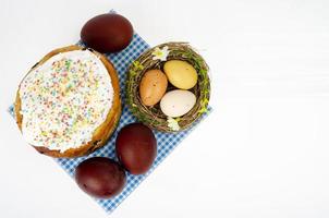 vorbereitung für die feier von ostern. hausgemachter Kuchen und rot gefärbte Eier. Studiofoto foto