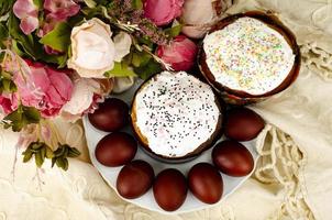 vorbereitung für die feier von ostern. hausgemachter Kuchen und rot gefärbte Eier. Studiofoto foto