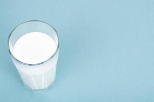 Glas frische weiße Milch auf blauem Hintergrund. Studiofoto foto