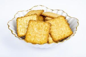 minimalistischer haufen leckere kekse. salziger Kekscracker auf weißem Hintergrund. Studiofoto foto