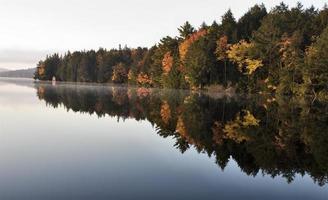 See im Herbst Sonnenaufgang Reflexion foto