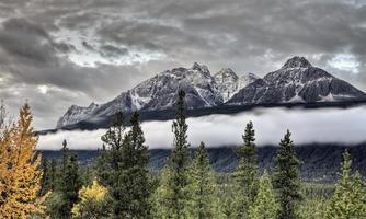 szenische ansicht felsige berge foto