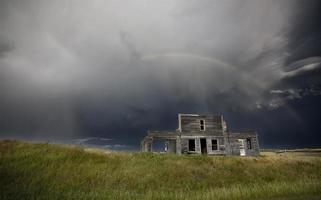 Sturm über verlassenem Bauernhaus foto