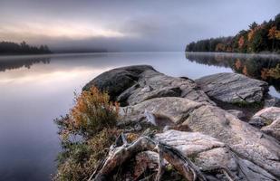 See im Herbst Sonnenaufgang Reflexion foto