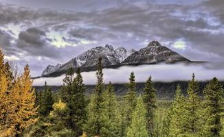 szenische ansicht felsige berge foto