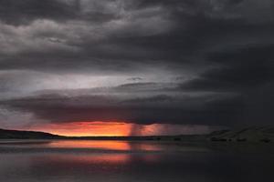 Sturmwolken See Sonnenuntergang foto