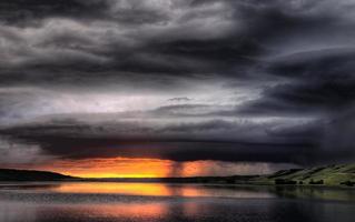 Sturmwolken See Sonnenuntergang foto