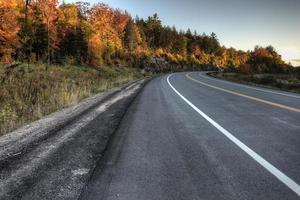 Herbstfarben und Straße foto