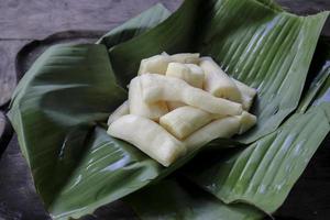 Tapai oder Tape oder Peuyeum sind traditionelle Snacks aus Indonesien, die aus fermentiertem Maniok hergestellt werden. auf Bananenblatt serviert foto