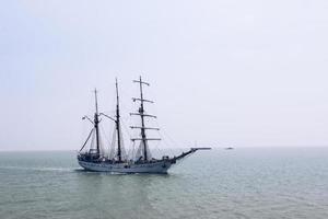 das indonesische marine-segelschulschiff kri dewaruci mitten im javanischen ozean, nord-madura, indonesien. Surabaya, Indonesien - April 2019 foto