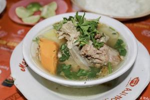 Sop Buntut oder Ochsenschwanzsuppe. indonesische traditionelle Küche. foto