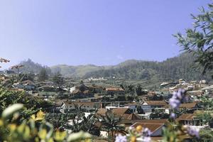 schönes dorf auf berg mit blauem klarem hintergrund in tawangmangu, solo, indonesien. foto