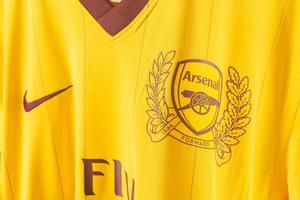 bangkok, thailand - 18. jan 2022 - arsenal logo auf arsenal retro shirt dritte trikot saison 2011-2012 foto