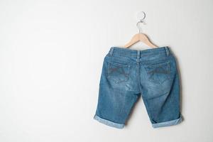kurze Hosen Jeans am Kleiderbügel hängen foto