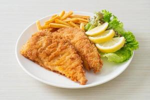 hausgemachtes paniertes Weinerschnitzel mit Kartoffelchips foto