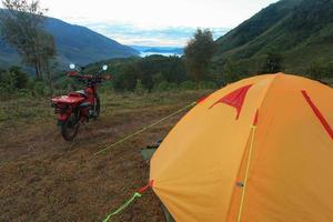 Reisen mit dem Motorrad zum Camping foto