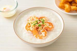 Congee mit Garnelen und frischem Ingwer foto