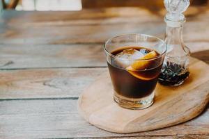 Eiskalt gebrühter Kaffee auf Holztablett foto