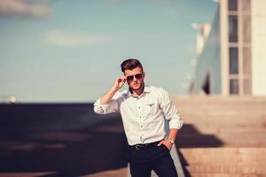 junger Mann mit Sonnenbrille foto