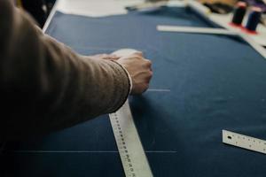 schneider arbeiten mit im atelier. foto