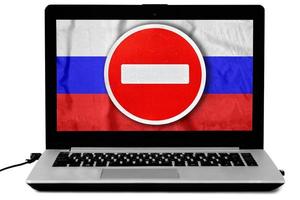 laptop mit einem nicht betreten zeichen und einer russischen flagge auf dem bildschirm isoliert auf weiß. foto