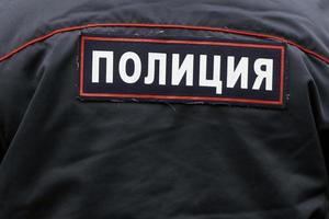 Der Rücken des russischen Polizisten ist mit einem Emblem hautnah foto