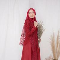 Schönes islamisches weibliches Modell mit Hijab-Mode, einem modernen Lifestyle-Outfit für muslimische Frauen. Konzept ein Hochzeitskleid, Schönheit oder Eidul Fitri. ein asiatisches Mädchenmodell mit Hijab bei einem Indoor-Fotoshooting foto