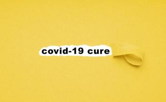 Covid-19-Heilung - Papier abziehen, um das Behandlungskonzept des Corona-Virus zu entdecken foto
