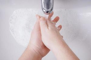 Händewaschen mit Wasser und Seife aus persönlicher Sicht foto