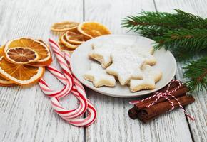 Weihnachtsplätzchen auf dem Tisch foto