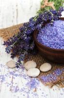Lavendel und Massagesalz foto