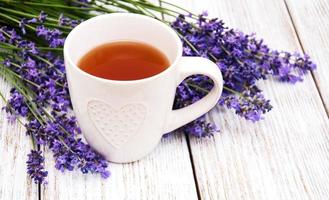 Tasse Tee und Lavendel foto