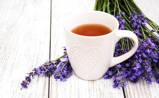 Tasse Tee und Lavendel foto