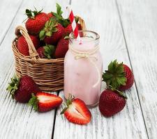 Joghurt mit frischen Erdbeeren foto