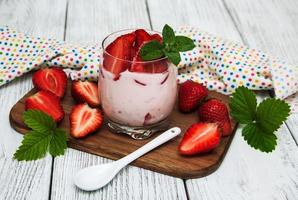 Joghurt mit frischen Erdbeeren foto