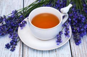 Tasse Tee und Lavendel foto