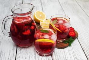 Gläser Limonade mit Erdbeeren foto