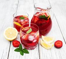 Gläser Limonade mit Erdbeeren foto