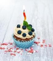 Cupcake mit einer Kerze foto