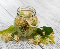 Lindenblüten im Glas foto