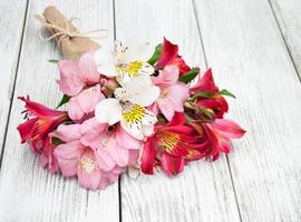 Alstroemeria-Blüten auf einem Tisch foto