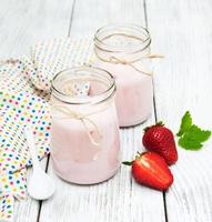 Joghurt mit frischen Erdbeeren foto