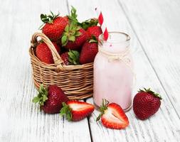 Joghurt mit frischen Erdbeeren foto