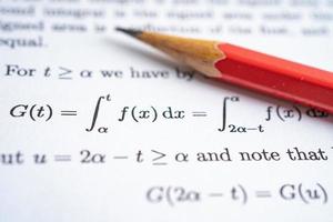 Bleistift auf Übungstestpapier für mathematische Formeln in der Bildungsschule. foto